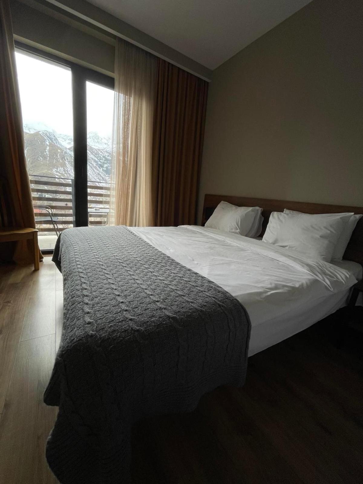 Hilltop Kazbegi Rom bilde