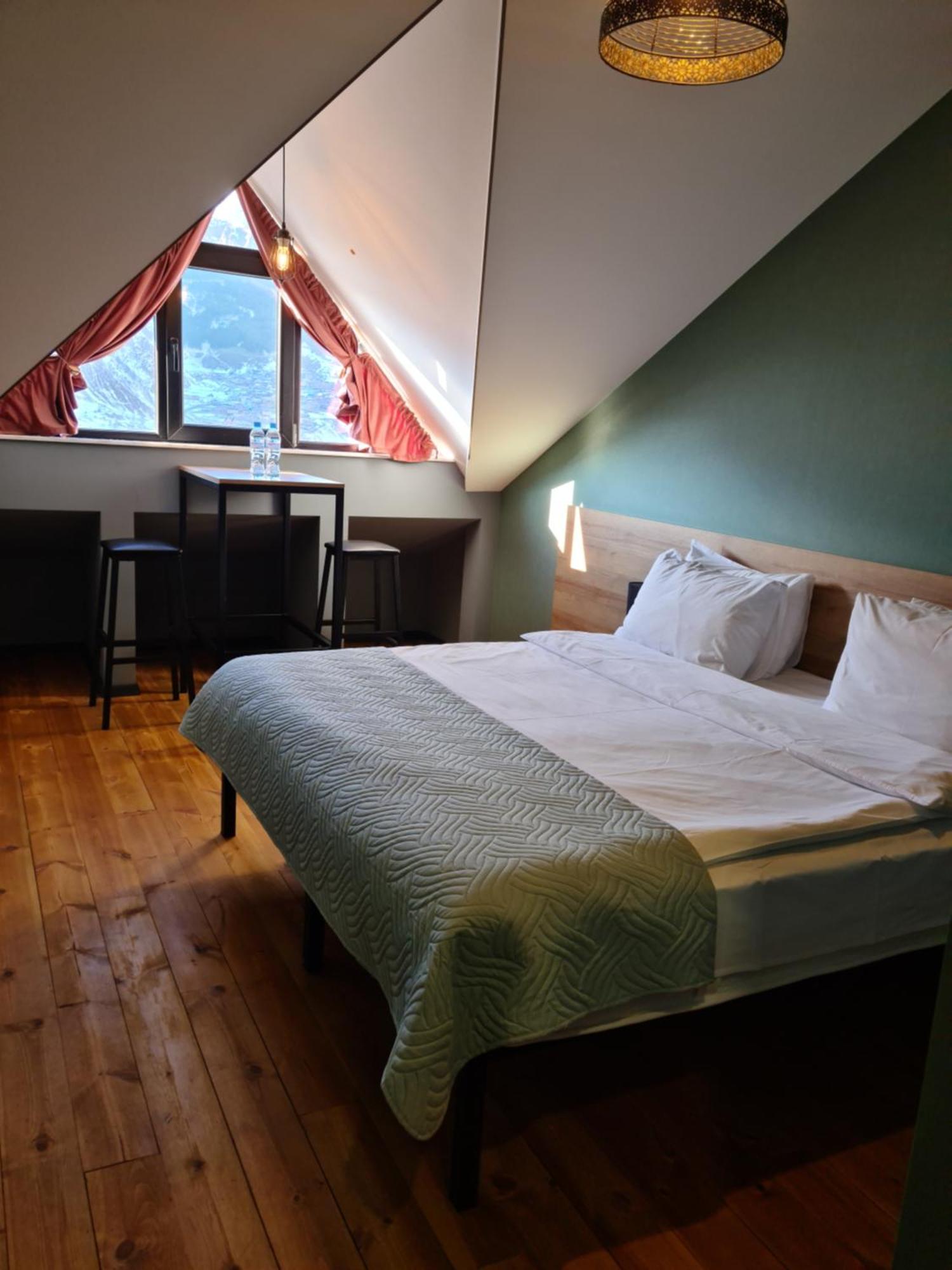 Hilltop Kazbegi Rom bilde