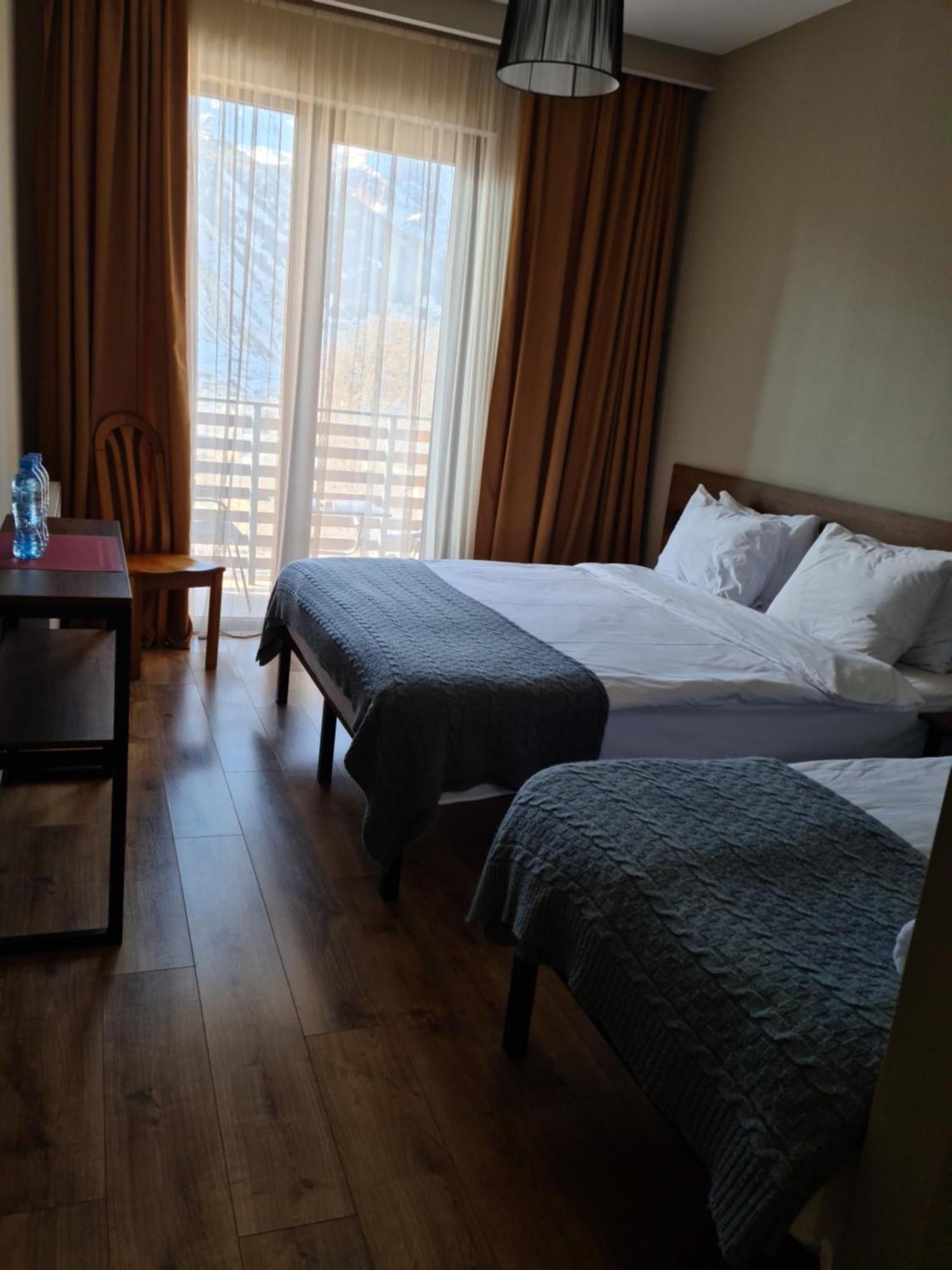 Hilltop Kazbegi Rom bilde